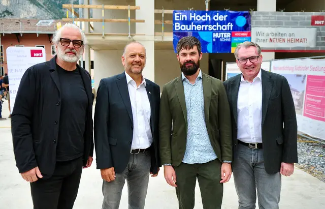 Bei der Firstfeier der Südtiroler Siedlung in Kematen V.l.n.r.: Architekt Hanno Vogl-Fernheim, Bürgermeister Klaus Gritsch, NHT-Aufsic htsrat Thomas Krämer und NHTR-GF Hannes Tratter | Foto: Hassl