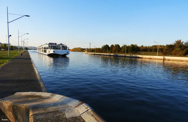 Am späten Sonntagabend stürzte ein 19-jähriges Crewmitglied von einem Fahrgastschiff ins Freudenauer Hafenbecken. (Archiv)