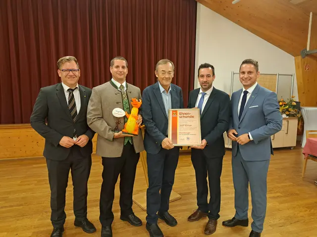 Bezirkshauptmann Dr. Markus Peham, Vzbgm. Christian Kletzl, Bgm. Andreas Straßer und NR Lukas Brandweiner gratulieren Bgm.a.D. Josef Baireder zur Verleihung der Ehrenbürgerschaft der Marktgemeinde Echsenbach. | Foto: Marktgemeinde Echsenbach