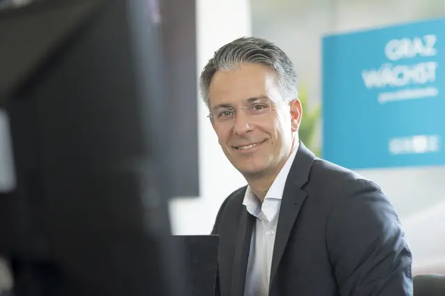 Bildungsstadtrat Kurt Hohensinner freut sich über die Weiterführung des Angebotes für inklusive Bildung im digitalen Raum. | Foto: Stadt Graz/Fischer