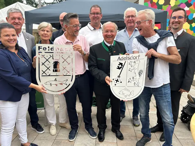 Ein Höhepunkt war die Übergabe von zwei handgefertigten Wappen aus Stahl, die die Bürgermeister als Zeichen der langjährigen Freundschaft entgegennahmen. | Foto: Stadtgemeinde Feldbach