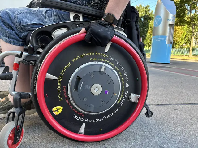 Heinrich ist leidenschaftlicher Sammler von kleinen Ferrari-Modellautos. Das sieht man auch auf seinem Rollstuhl. | Foto: Michael Marbacher/MeinBezirk