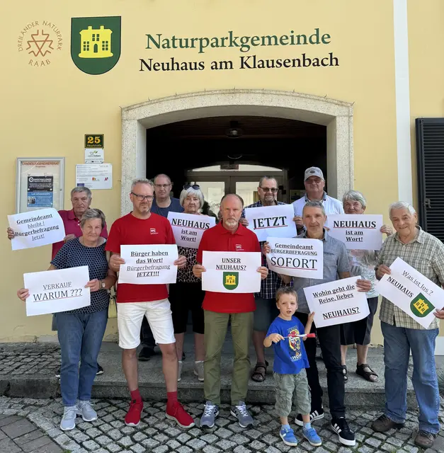Die SPÖ Neuhaus hat eine Kampagne gestartet: Felix Weber, Ida Weber, Reinhard Jud-Mund, Wolfgang Weber, Johanna Wolf, Rudolf Rogatsch, Franz Katzbeck, Christian Rabl mit Sohn Leo, Willibald Wolf, Theresia Ruck und Ernst Ruck (von links). | Foto: SPÖ