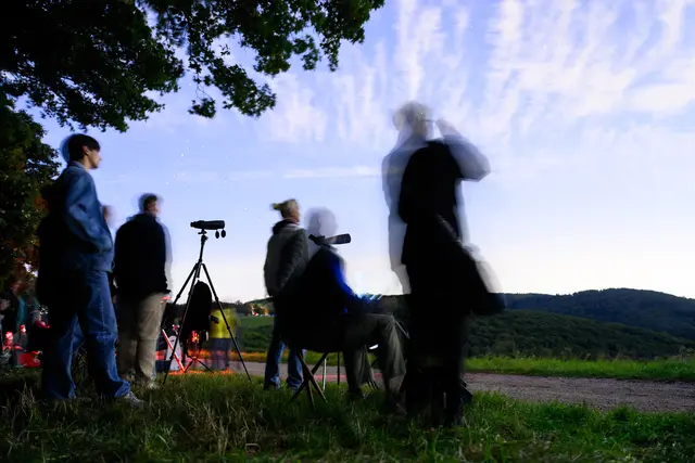 Viele beobachteten die totale Mondfinsternis auf der Sofienalpe. | Foto: MAX SLOVENCIK / APA / picturedesk.com