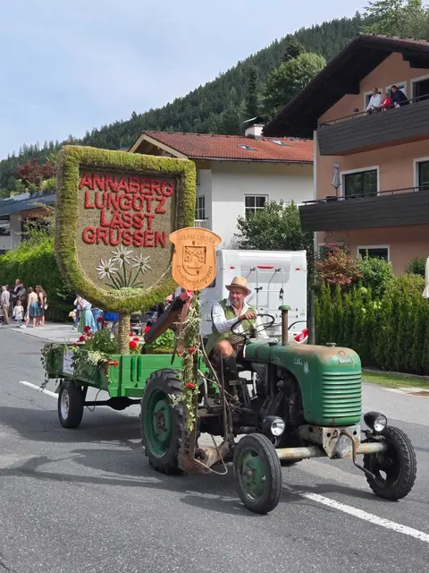 Tonnen von Heu, unzählige fleißige Hände und spannende Gebilde sind das Erfolgsrezept hinter dem HeuART-Fest. | Foto: Daniela Irnberger