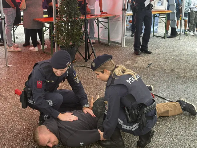 Viel zu sehen und zu erleben: Die Welser Ordnungshüter ließen sich beim Tag der offenen Türe in der Dragonerstraße über die Schultern schauen und luden zu actionreichen Vorführungen. | Foto: MeinBezirk