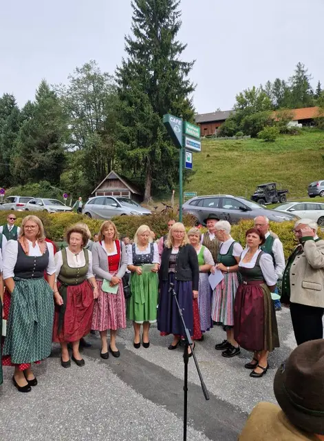 Sehr viele Gäste und Mitwirkende wie der Singkreis kamen in Tracht. | Foto: Gemeinde Hirschegg-Pack