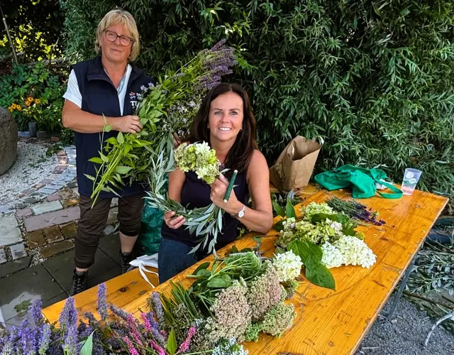 Es gab ein richtiges G’riss um das alte Handwerk des Herbstkranzlbinden
zum Wochenende auf der Landesgartenschau in Schärding. Staudengärtnerin Hermine Gruber hatte alle Hände voll zu tun um die Blumen aus dem  Gelände heranzuschaffen damit Kranzlbinderin Marianne Hacker mit Arbeit versorgt war. | Foto: Franz Gruber