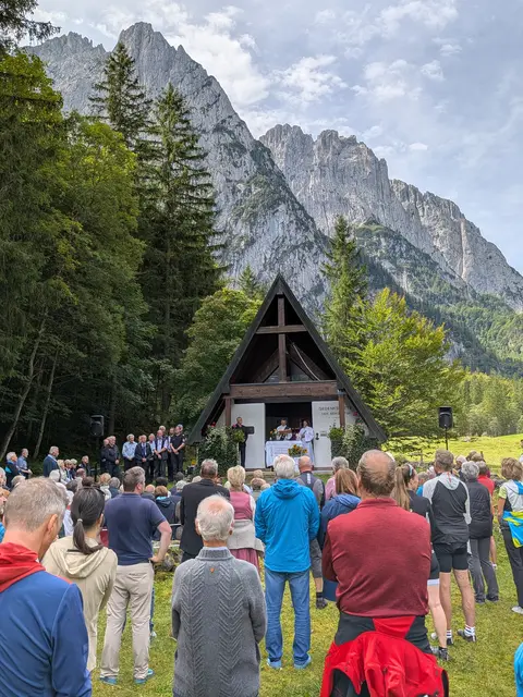 Die beiden Diakone Tihomir Pausic und Christian Mühlbacher zelebrierten eine überaus stimmungsvolle Gedenkfeier      | Foto: Gernot Schwaiger