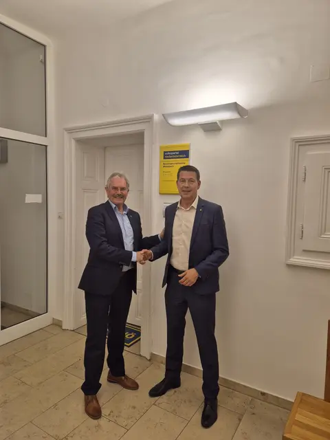 Bei der Sitzung der Bezirksparteivorstandssitzung wurde Klubobmann Kurt Hackl von den anwesenden Mitgliedern einstimmig als Bezirksparteiobmann nominiert. | Foto: VPNOE