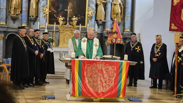 Pater Raphael ordinierte in der Ritterpriesterstola.