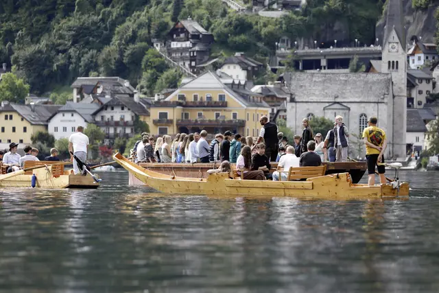 Per Boot geht es für die Schulanfänger über den Hallstättersee. | Foto: HTL Hallstatt
