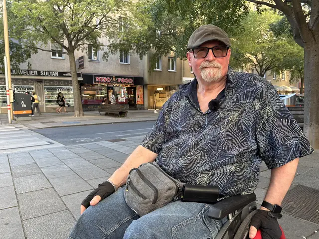 Alfred Heinrich kennt die Rollstuhlprobleme in Meidling und hat sie auf einer Tour durch den Bezirk vorgeführt. | Foto: Michael Marbacher/MeinBezirk