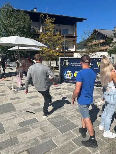 Torschußwand - von der Firma TRINKL organisiert (der Chef persönlich beim Fußballschießen)  | Foto: ClimbingZoo