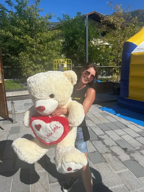 Tabea mit ihrem Gewinn der Schießbude | Foto: ClimbingZoo