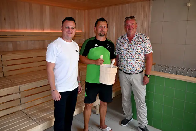 Die Stadträte Andreas Bors und Peter Höckner präsentierten gemeinsam mit Bade- und Saunameister Rudolf Vrtis die generalüberholte finnische Außensauna im DonauSplash Tulln. | Foto: Stadtgemeinde Tulln 