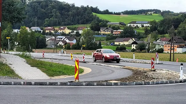 Der Zugang von der ÖBB-Station zu den Bushaltstellen  bzw. zur Straßenquerung (links) ist nun von der Straße baulich getrennt. | Foto: Eckhart Herbe