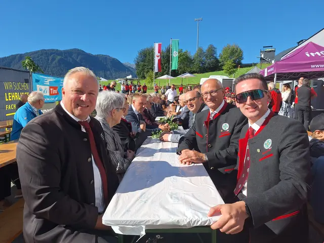 Die Bürgermeister der Region mit Stadtchef Stefan Weirather (l.) und LH Toni Mattle (2.v.r.) feierten kräftig mit.