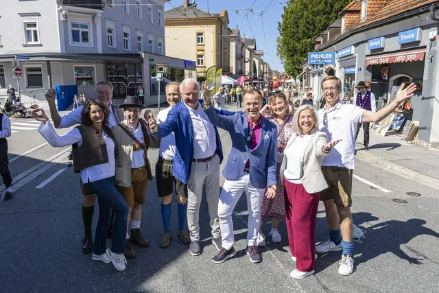 Vertreter:innen der Maxglaner Wirtschaft mit Vizebürgermeister Florian Kreibich, Bürgermeister Bernhard Auinger, Stadträtin Anna Schiester und Stadträtin Andrea Brandner | Foto: Stadt Salzburg/Wildbild/Rohrer