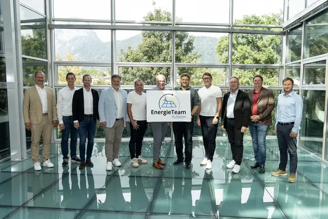 Die neue Genossenschaft bündelt die Kräfte von Gemeinden, Unternehmen und Bildungseinrichtungen.
Im Bild: Rainer Fankhauser (Bürgermeister der Gemeinde Thiersee), Marc Rappenecker (Projektleiter Neue Technologien, Stadtwerke Kufstein GmbH), Daniel Gruber (stellvertretender Obmann und Geschäftsführer der Stadtwerke Kufstein GmbH), Thomas Ebner (Geschäftsführer der Standortmarketing Kufstein GmbH), Stefan Richter (Geschäftsführer Kufsteiner Immobilien GmbH & Co KG), Andreas Mayer (Prokurist der Kufgem GmbH), Stefan Graf (Obmann und Vizebürgermeister der Stadtgemeinde Kufstein), Florian Schletterer (Geschäftsführer Kufgem GmbH), Martin Krumschnabel (Bürgermeister der Stadtgemeinde Kufstein), Bernhard Eidherr (Geschäftsführer der Fachhochschule Kufstein Tirol Bildungs GmbH) und Reinhard Senfter (Geschäftsführer Abwasserverband Kufstein und Umgebung). | Foto: Stadtwerke Kufstein GmbH