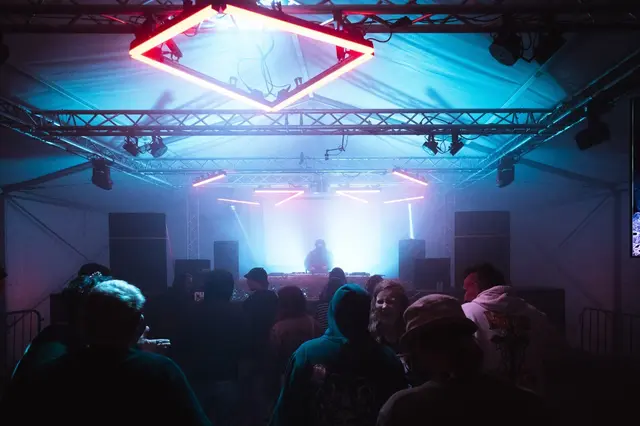 Buunshin und Vibe Chemistry aus dem Vereinigten Königreich sorgten für internationalen Glanz, während Anna Ullrich und weitere österreichische DJs bewiesen, dass die heimische Szene absolut mithalten kann. | Foto: urbanfieldsfestival