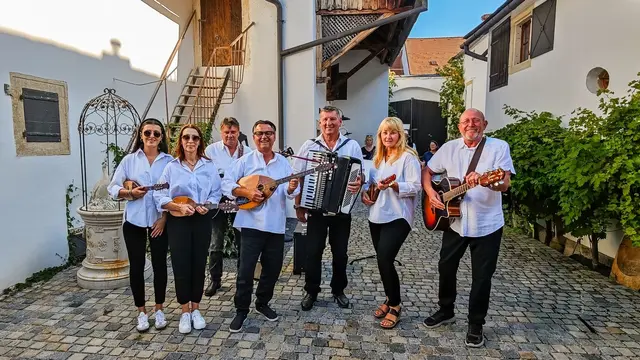 Die Tamburizzagruppe Rosko i scare ptice unterhielt die Gäste.  | Foto: Viktor Fertsak