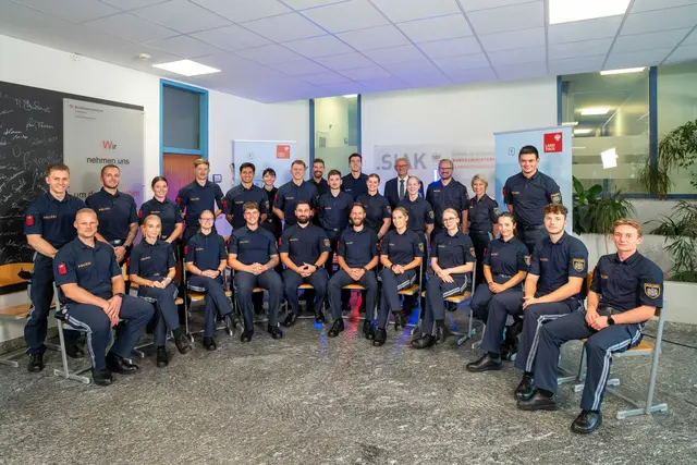 Die Polizeianwärterinnen und Polizeianwärter gemeinsam mit Landeshauptmann Mattle am Bildungszentrum in Absam. | Foto: Land Tirol/Jovanovic