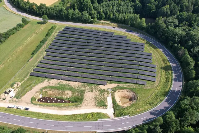 Die PV-Freifläche Fuchs in Pinggau produziert mit einer Spitzenleistung von 1.400 kWp den Jahres-Strombedarf für rund 375 Haushalte. | Foto: Stefan Fuchs