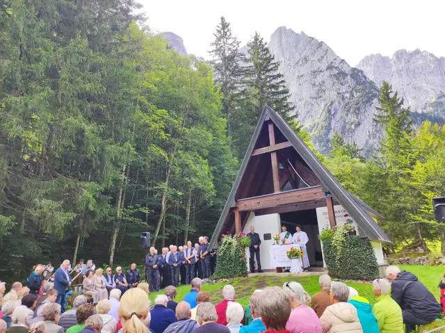 Auch Abordnungen der Bergwacht, Bergrettung und Polizei waren bei der Gedenkfeier dabei | Foto: Sigi Baumann
