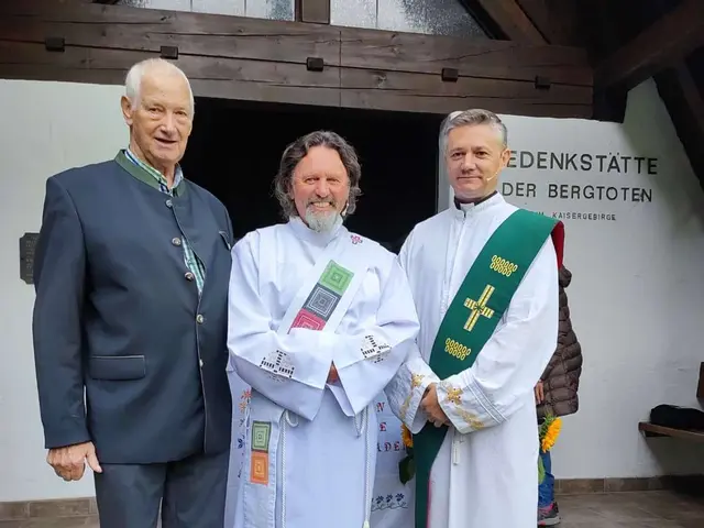 Organisator Sebastian Baumann und die beiden Diakone Christian Mühlbacher und Tihomir Pausic freuten sich über eine gelungene Gedenkfeier | Foto: Sigi Baumann
