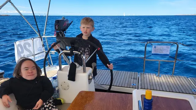 MPS-Patientinnen und -Patienten sowie ihre Geschwister stechen gemeinsam am 13. September vor der kroatischen Küste in See. | Foto: MPS-Austria