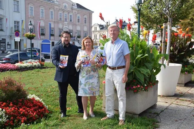 Referatsleiter Franz Brenner, Vizebürgermeisterin Maria T. Eder (ÖVP), und Rudolf Koch, Leiter der VHS, mit dem neuen Kursprogramm. | Foto: Stadtgemeinde Klosterneuburg