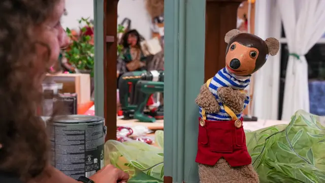 Pezi freut sich schon riesig auf die große Geburtstagsparty und hofft, dass ganz viele mit ihm und dem Kasperl feiern werden. | Foto: Andreas Plözl/MeinBezirk