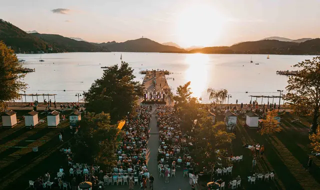 Um 18.00 Uhr startete das Konzert, während sich die Sonne langsam über dem Wörthersee senkte und für eine traumhafte Kulisse sorgte. | Foto: Shootmeup