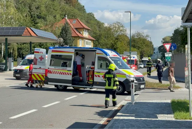 Zwei Personen wurden beim Unfall verletzt. | Foto: DOKU-NÖ