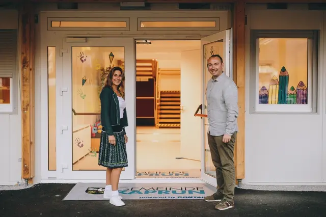 Direktorin Rita Matschitsch-Melcher mit Bürgermeister Domenik David vor dem Eingang der Containerschule, dem vorübergehendem Ersatzquartier. | Foto: Stefanie Oberhauser
