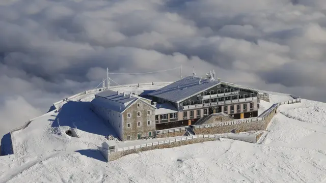 Die Schafbergspitze durchbricht die Wolkendecke. | Foto: Hubert Just