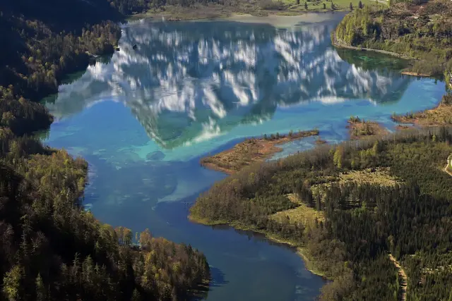 Die umliegenden Berge spiegeln sich im Almsee. | Foto: Hubert Just