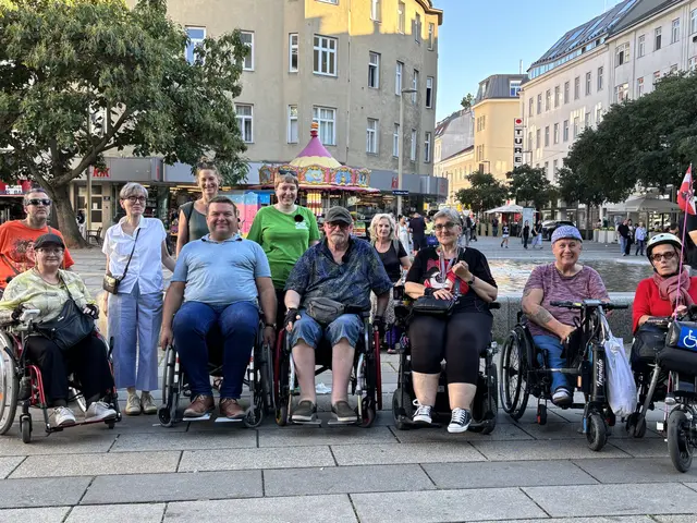 Die Grünen haben durch eine Tour geführt, bei der Probleme der Barrierefreiheit im Straßenverkehr Thema war. | Foto: Michael Marbacher/MeinBezirk