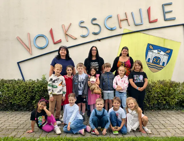 2025 Volksschule Judenau-Baumgarten, 1a mit Direktorin Sigrid Sallfert, Stützkraft Tamara Gnadenberger und  Klassenlehrerin Monika Lampl. | Foto: Christian Nowotny