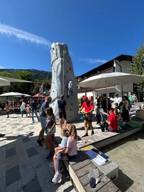 Der Kletterturm, betreut von der Bergrettung Kaltenbach, war gut besucht | Foto: ClimbingZoo