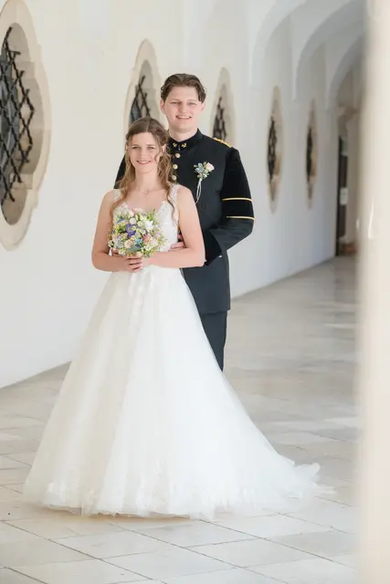 Michaela (geb. Maieregger) und Jakob Strempfl gaben sich im Stift Vorau das Ja-Wort.  | Foto: Rene Strasser