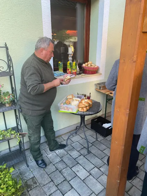  Bürgermeister Bernhard Karnthaler packt gerne selbst mit an und versorgte die Musikanten mit frischem Striezel. | Foto: Marktgemeinde Lanzenkirchen