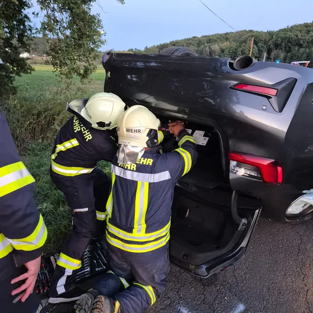 Die Feuerwehren Rohr und Bocksdorf eilten an den Unfallort. | Foto: Feuerwehr Rohr
