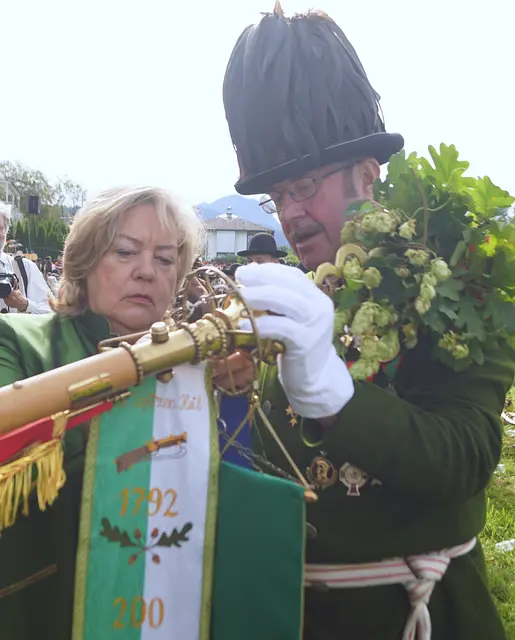 Fahnenpatin Maria Egger und Ehrenkommandant Josef Wallmann. | Foto: Josef Wind