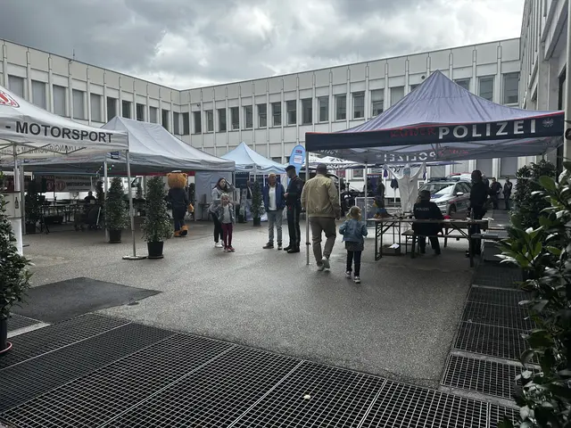 Viel zu sehen und zu erleben: Die Welser Ordnungshüter ließen sich beim Tag der offenen Türe in der Dragonerstraße über die Schultern schauen und luden zu actionreichen Vorführungen. | Foto: MeinBezirk