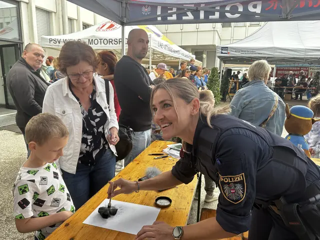 Kleine Gäste konnten bei der Kinderpolizei lernen, wie man Fingerabdrücke nehmen kann. | Foto: MeinBezirk
