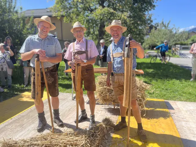 Beim Almabtrieb präsentierten Franz, Alois und Franz altes Handwerk. | Foto: Voithofer