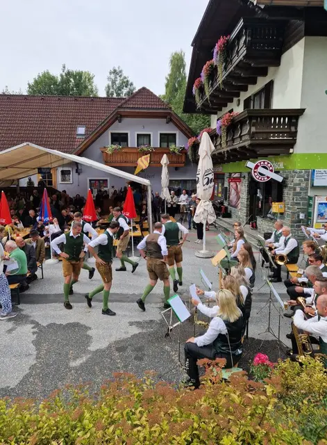 Die Gößnitzer Schuhplattler unterhielten die Gäste vor dem Dorfcafé. | Foto: Gemeinde Hirschegg-Pack