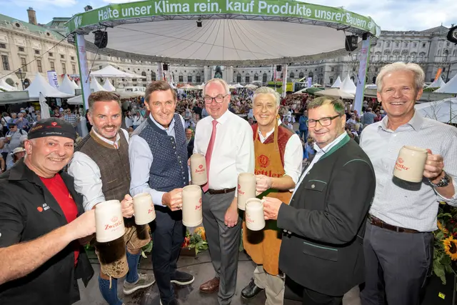 Die Festwirte Adi Matzek und Alexander Laskowsky „Waldviertlerhof“, Bundesminister Peter Hanke, Landeshauptfraustellvertreter Dr. Stefan Pernkopf, Joe Taucher, Norbert Walter, Direktor des Wiener Bauernbundes und Brauereiinhaber Karl Schwarz | Foto: Privatbrauerei Zwettl